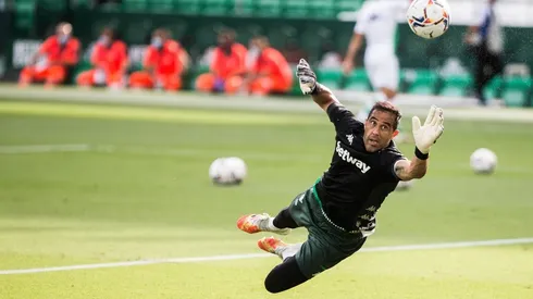 Claudio Bravo suma tres triunfos, dos derrotas y seis goles en contra con la camiseta del Betis de España