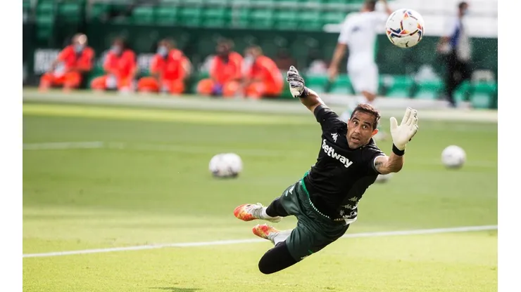 Claudio Bravo suma tres triunfos, dos derrotas y seis goles en contra con la camiseta del Betis de España