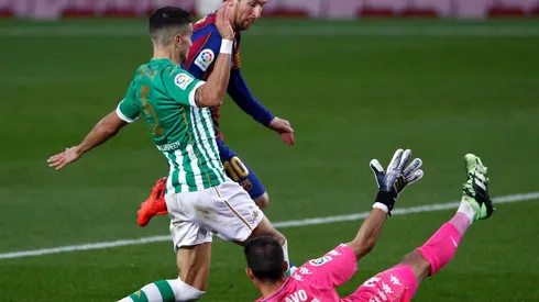 Ansu Fati ante la defensa del Betis