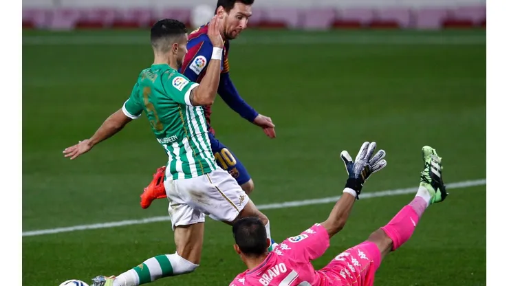 Ansu Fati ante la defensa del Betis