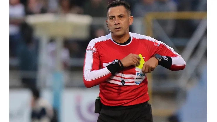 El juez chileno aún es noticia en el vecino país por su arbitraje en el choque entre Perú y Brasil.