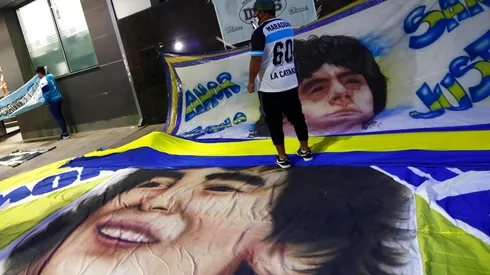Cientos de hinchas pasaron la noche y amanecieron apoyando a Diego afuera de la Clínica Olivos.