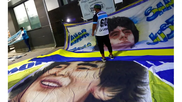 Cientos de hinchas pasaron la noche y amanecieron apoyando a Diego afuera de la Clínica Olivos.