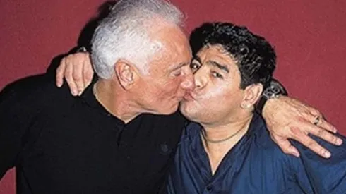 Guillermo Coppola y Diego Maradona se besan afectuosamente