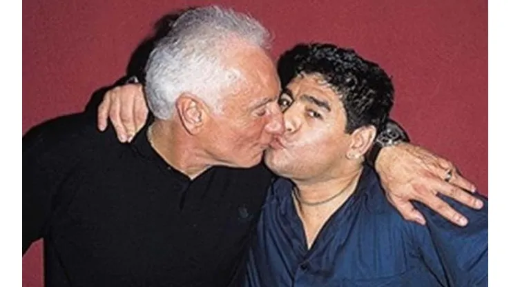 Guillermo Coppola y Diego Maradona se besan afectuosamente