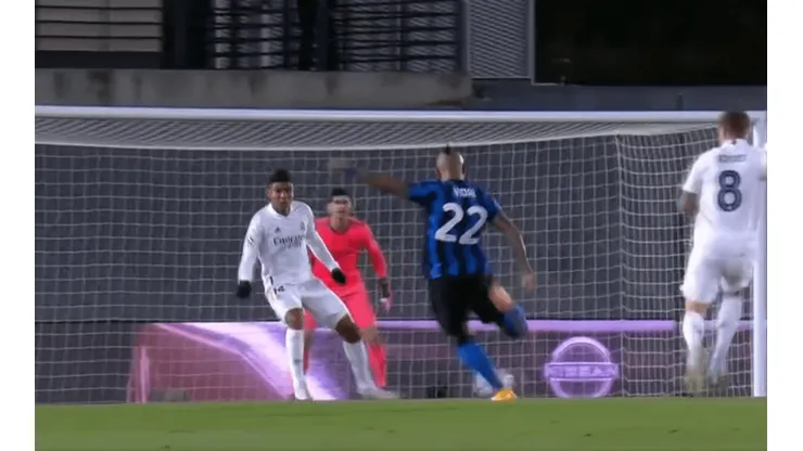 Arturo Vidal y su remate de distancia frente al Real Madrid.