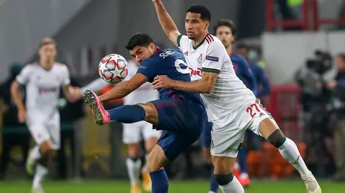 Luis Suárez frente a la defensa del Lokomotiv