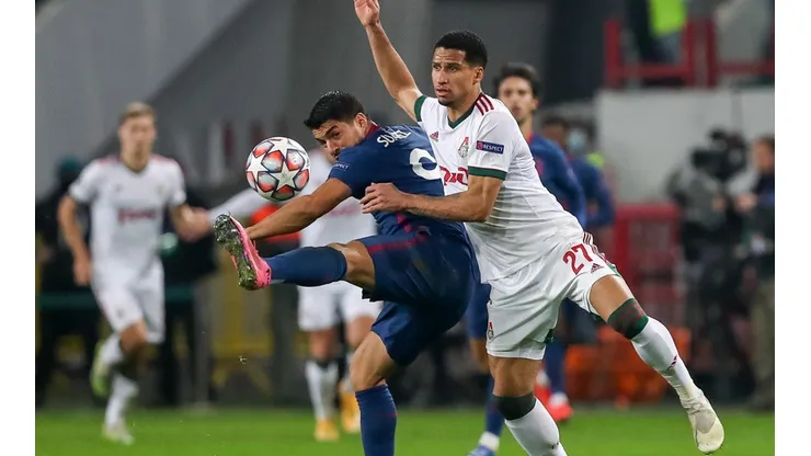 Luis Suárez frente a la defensa del Lokomotiv