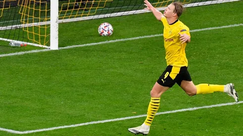 Erling Haaland festejando con la camiseta del Dortmund