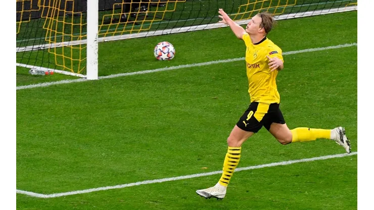 Erling Haaland festejando con la camiseta del Dortmund