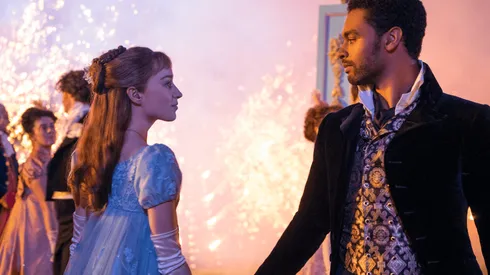 Phoebe Dynevor y Regé-Jean Page protagonizan "Bridgerton", lo nuevo de la creador de "Grey's Anatomy" para Netflix.