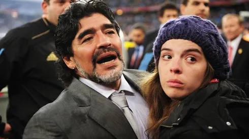La hija del Diez lanzó duros mensajes en Twitter en medio del delicado momento de salud de Maradona.