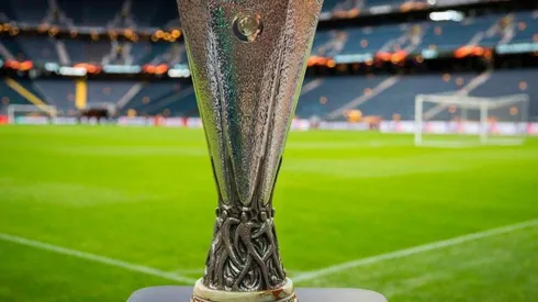 El trofeo de la Europa League. Alexis Sánchez y Charles Aránguiz lo aspiran.