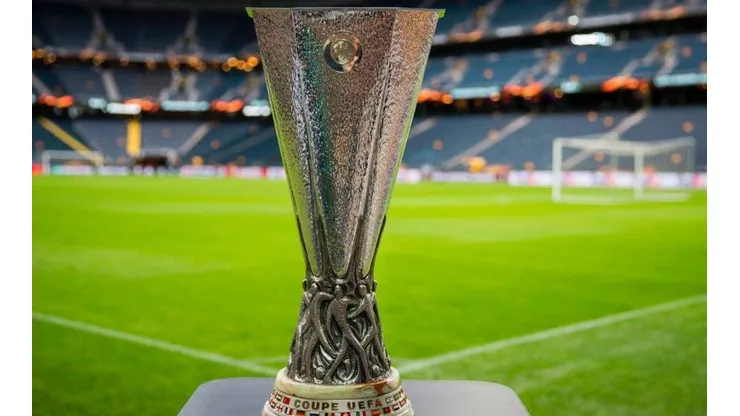 El trofeo de la Europa League. Alexis Sánchez y Charles Aránguiz lo aspiran.