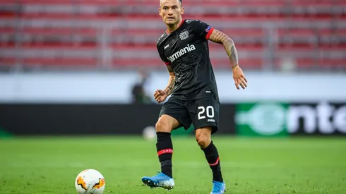 Charles Aránguiz en este regreso con Leverkusen. Las amarillas lo complican.