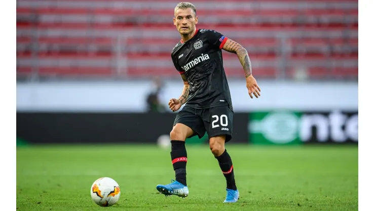 Charles Aránguiz en este regreso con Leverkusen. Las amarillas lo complican.
