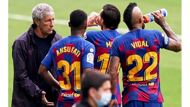 Quique Setién da instrucciones a sus jugadores