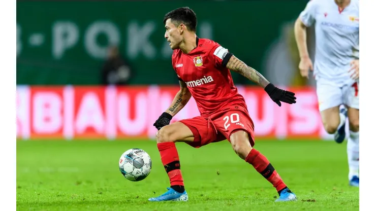 Charles Aránguiz no puede creer que se haya decretado sus suspensión para los cuartos de final de la Europa League