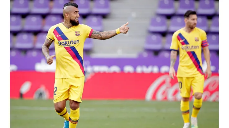 Arturo Vidal festejando uno de sus goles con el Barcelona