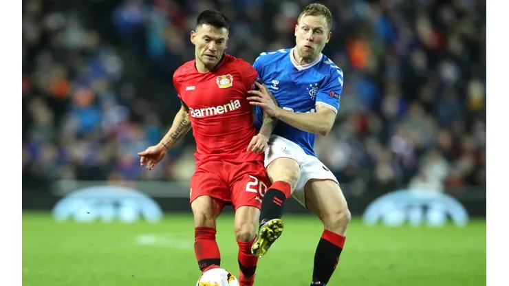 Charles Aránguiz marcó un gol en la ida entre el Bayer Leverkusen y el Rangers.