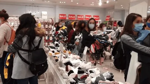 Fiscalizan tienda de mall Casa Costanera que estaba abarrotada de gente