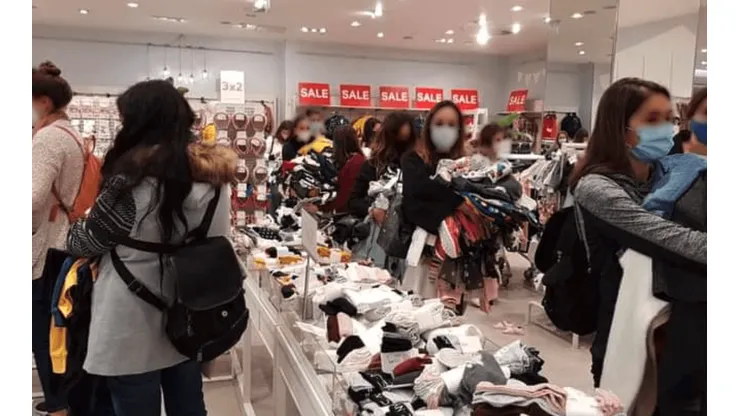 Fiscalizan tienda de mall Casa Costanera que estaba abarrotada de gente