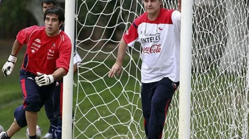 Claudio Bravo junto a Marcelo Bielsa en la selección chilena