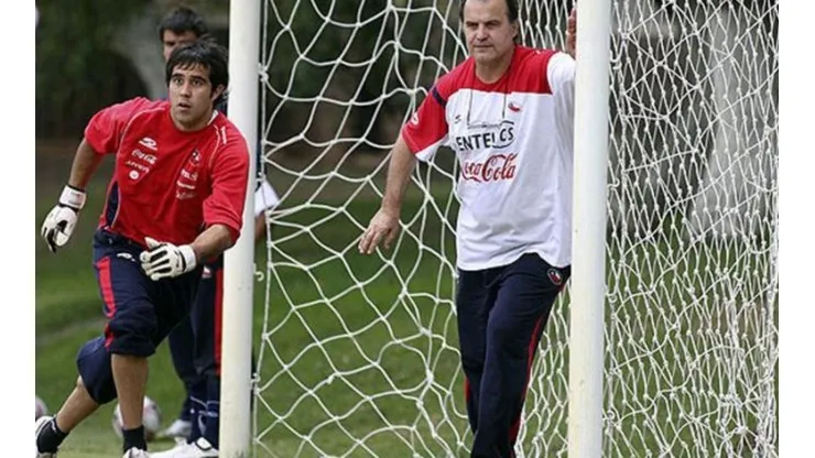 Claudio Bravo junto a Marcelo Bielsa en la selección chilena