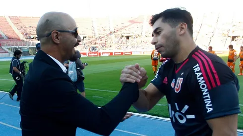Johnny Herrera se saluda junto a Marco Antonio Figueroa en un duelo entre Universidad de Chile y Cobreloa en 2015.