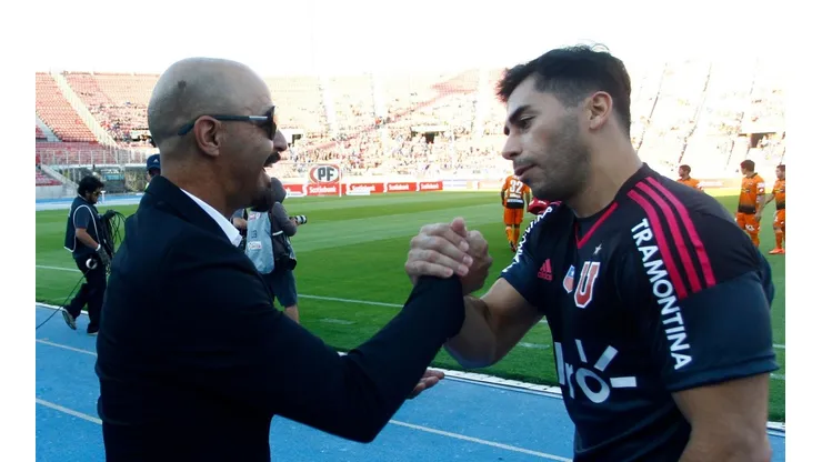 Johnny Herrera se saluda junto a Marco Antonio Figueroa en un duelo entre Universidad de Chile y Cobreloa en 2015.
