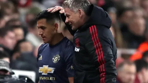 Ole Gunnar Solksjaer junto a Alexis Sánchez en el Manchester United
