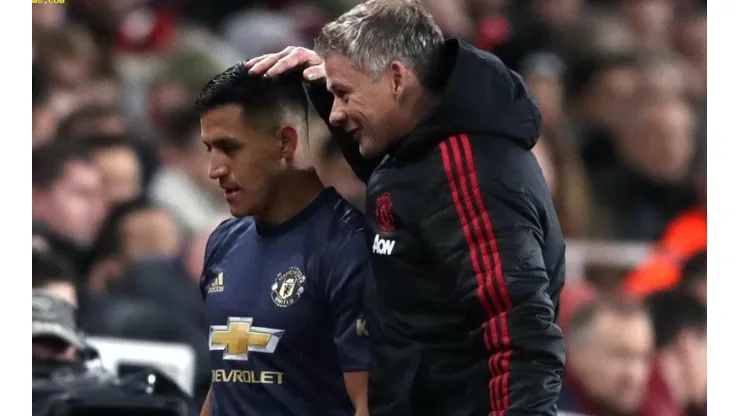 Ole Gunnar Solksjaer junto a Alexis Sánchez en el Manchester United
