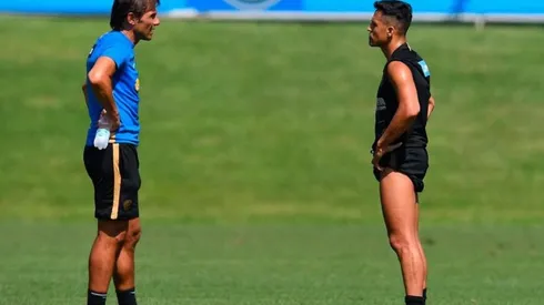 Antonio Conte junto a Alexis en un entrenamiento del Inter