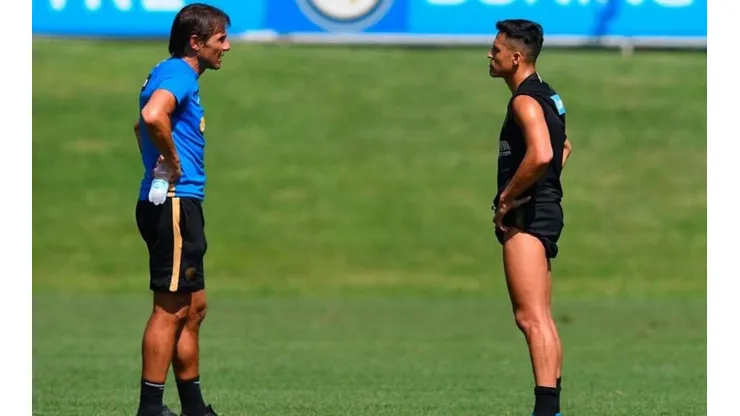 Antonio Conte junto a Alexis en un entrenamiento del Inter