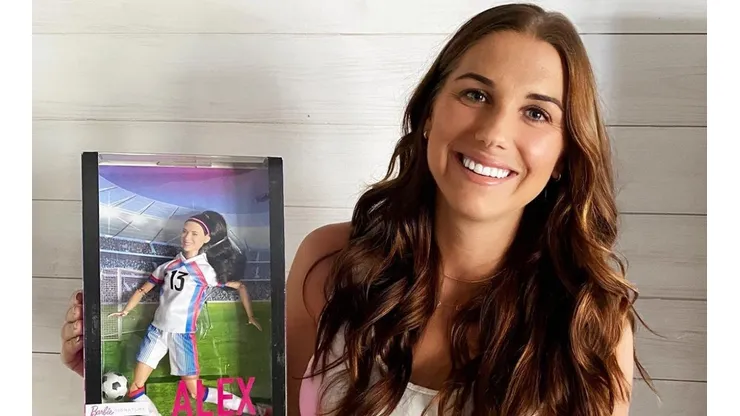 Alex Morgan y su muñeca Barbie.