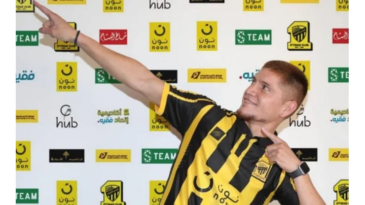 El Colorado Gil con la camiseta del Al-Ittihad