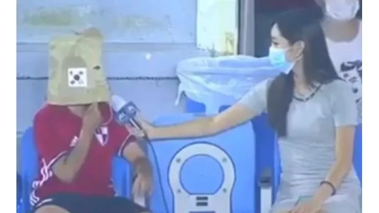 Un hincha se puso una bolsa de papel en la cabeza para ver un partido.