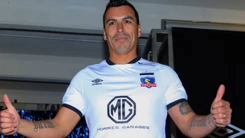 Esteban Paredes luciendo hace un año la nueva camiseta Umbro de Colo Colo, que regresó en aquella fecha. ¿Se quedan ahora?