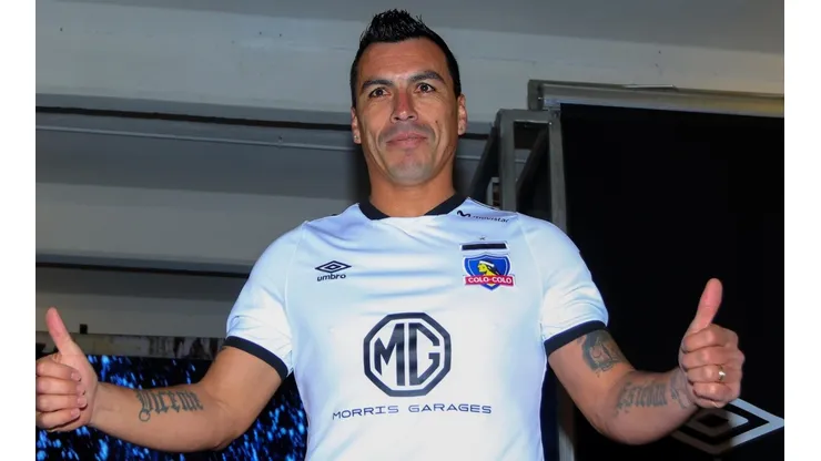 Esteban Paredes luciendo hace un año la nueva camiseta Umbro de Colo Colo, que regresó en aquella fecha. ¿Se quedan ahora?