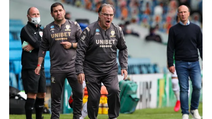 Marcelo Bielsa en la banca del Leeds United