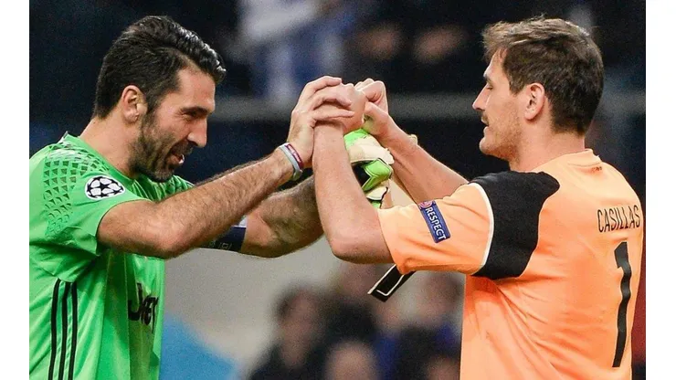 Gianluigi Buffon se saluda con Iker Casillas