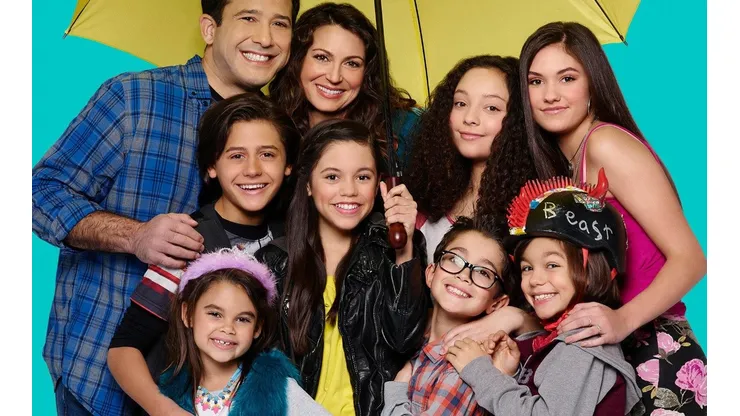 Ronni Hawk apareció la comedia "Stuck in the middle" de Disney Channel.