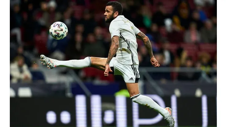 Dani Alves puede cambiar de equipo en Brasil.