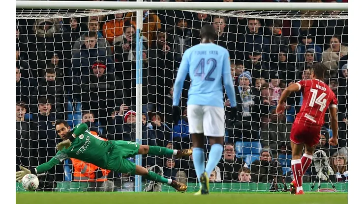 Claudio Bravo es un portento atajando penales y Pep Guardiola podrá aprovechas sus virtudes
