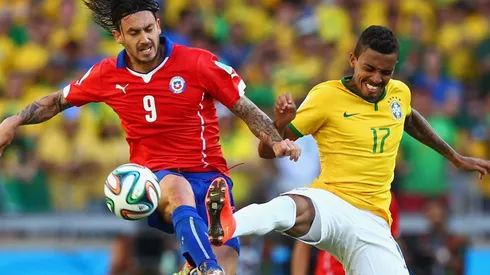 Pinilla disputa el balón ante Luiz Gustavo en el partido entre Chile y Brasil en el Mundial de 2014.