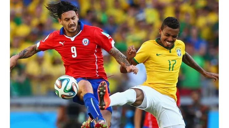 Pinilla disputa el balón ante Luiz Gustavo en el partido entre Chile y Brasil en el Mundial de 2014.