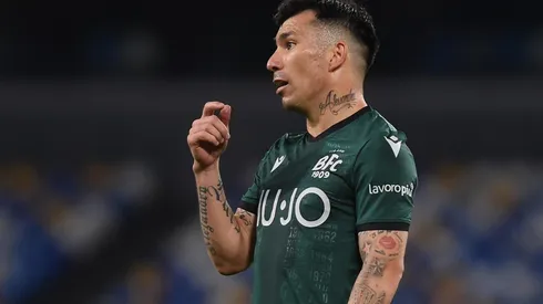 Gary Medel la rompió como central en el Bologna.