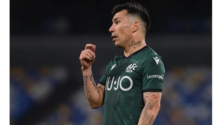 Gary Medel la rompió como central en el Bologna.