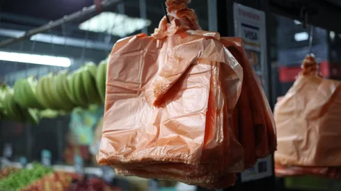 Desde este lunes se prohibe la entrega de bolsas plásticas en el pequeño y mediano comercio
