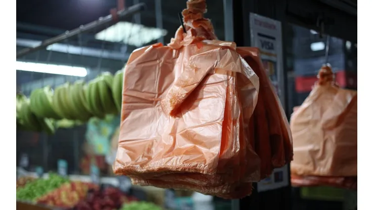 Desde este lunes se prohibe la entrega de bolsas plásticas en el pequeño y mediano comercio